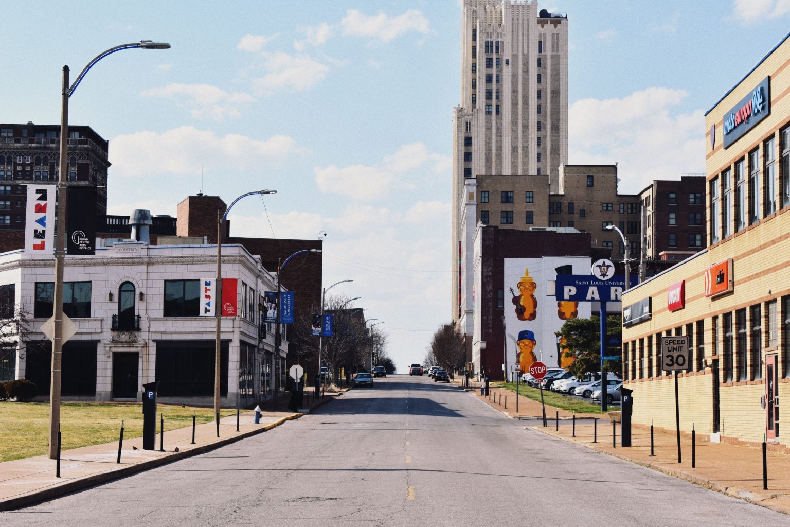 Street view near Forest Park in St. Louis, Missouri, a popular area for outdoor silent disco events with Party Headphones® wireless headphone rentals.